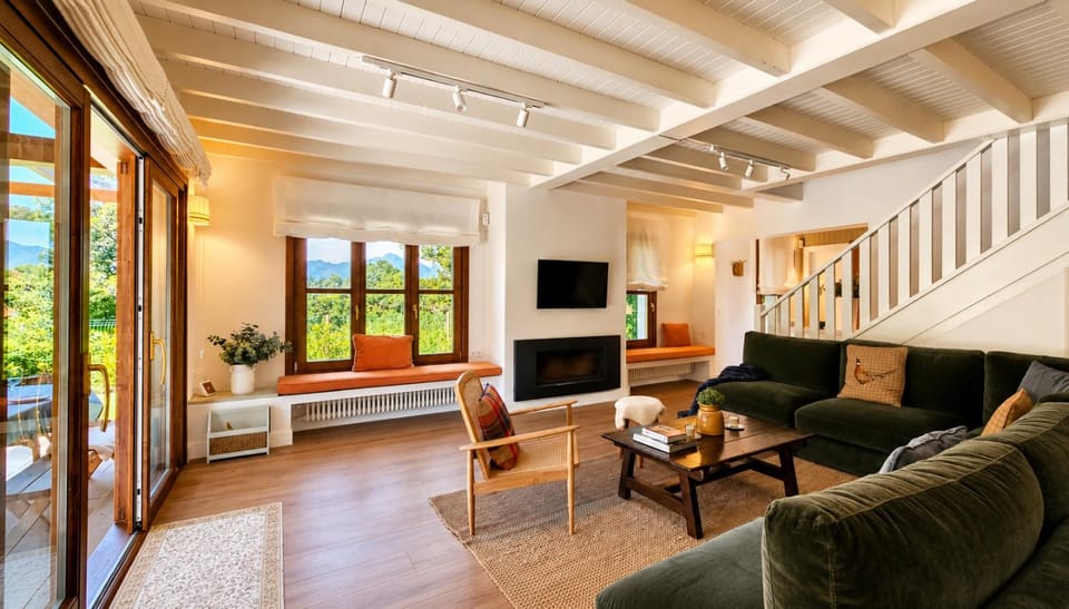 Communal lounge/ TV room, TV and multimedia, Living room, Garden view