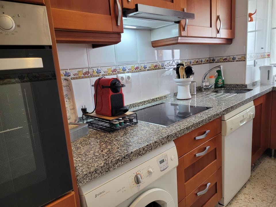 Coffee/tea facilities, Kitchen or kitchenette, dishwasher, oven, stove, toaster, washing machine