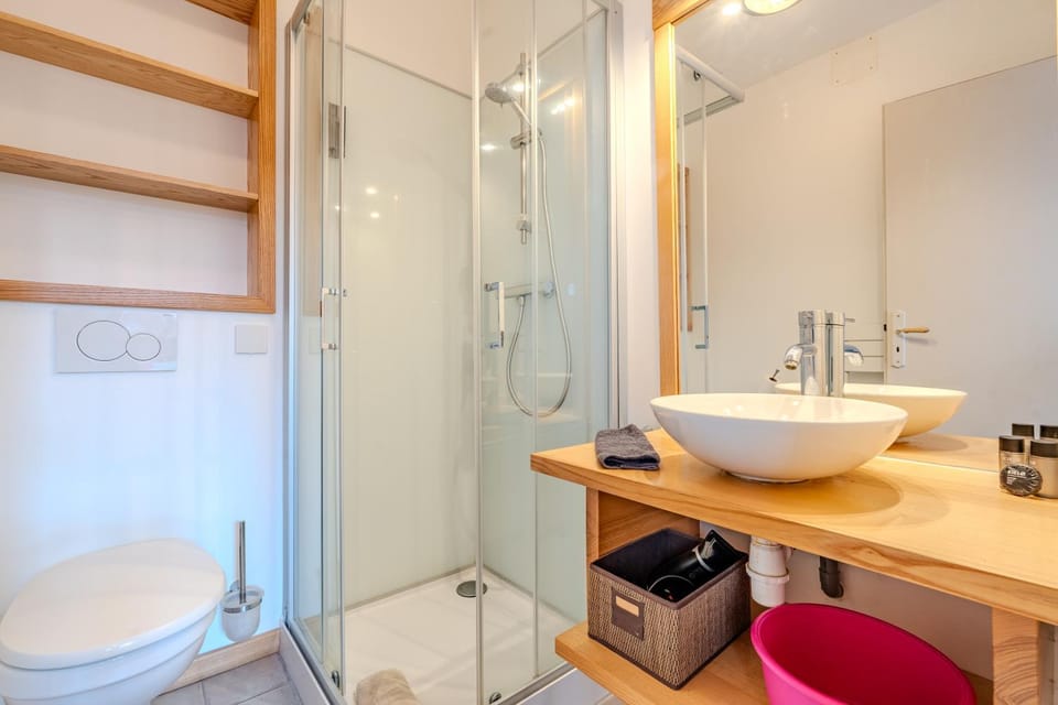 Shower, Toilet, Bathroom, towels