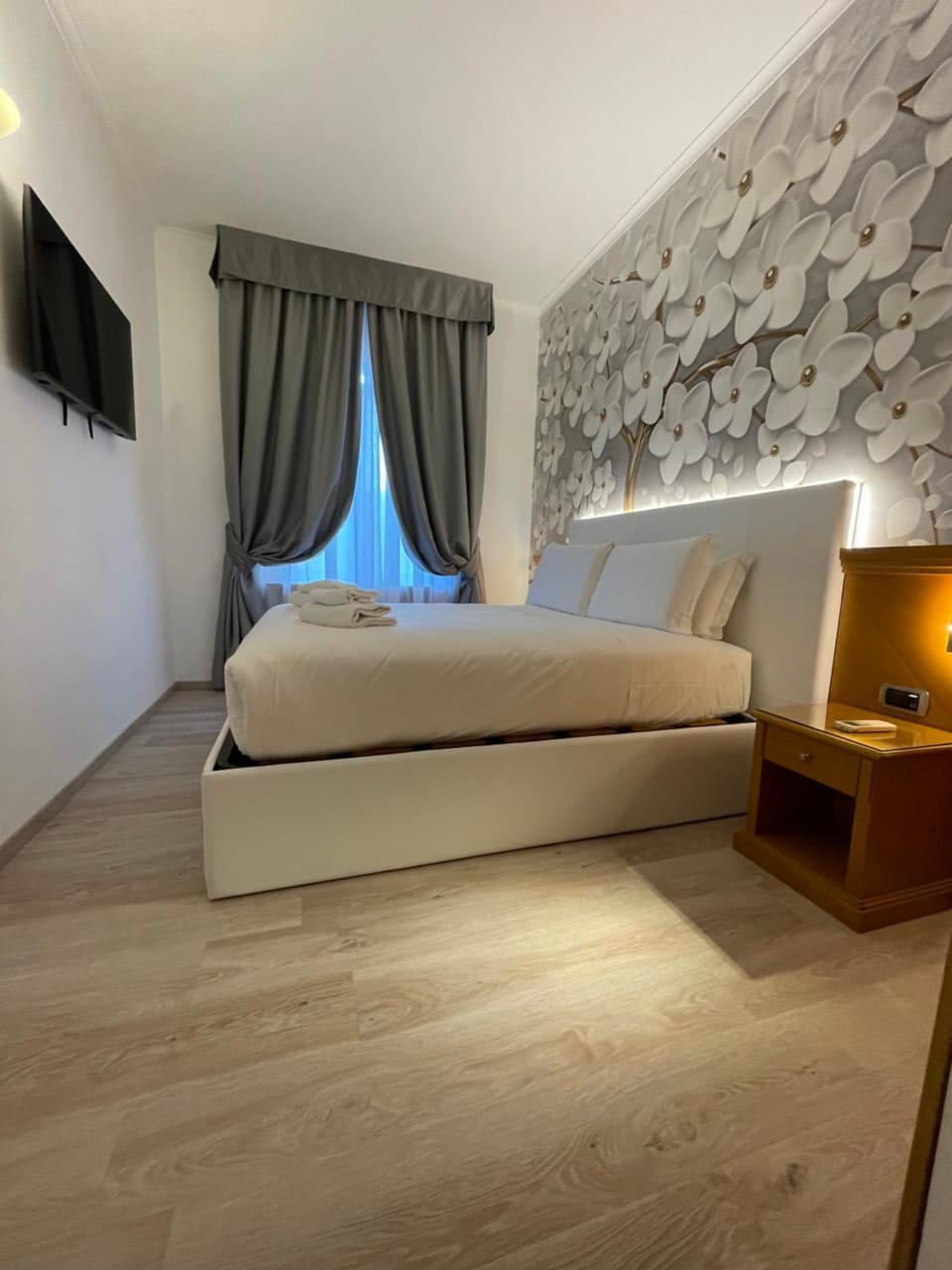 Bed, TV and multimedia, Photo of the whole room, Bedroom