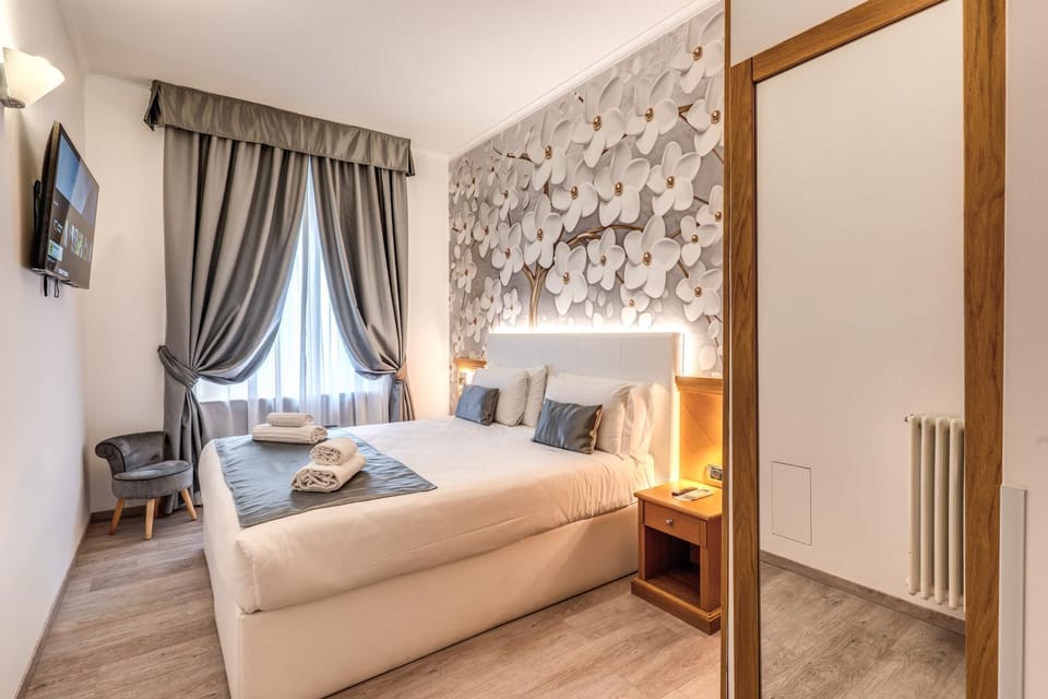 Bed, TV and multimedia, Photo of the whole room, Bedroom