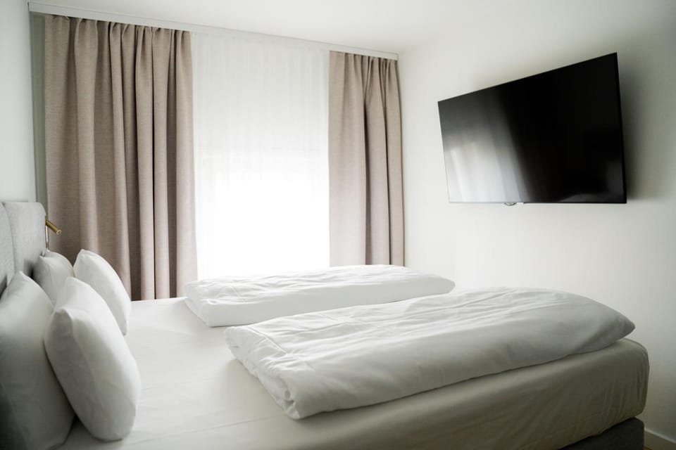 Bed, TV and multimedia, Bedroom