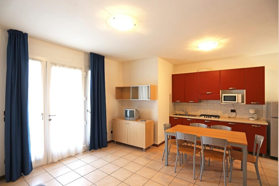 TV and multimedia, Kitchen or kitchenette, Dining area, minibar, stove