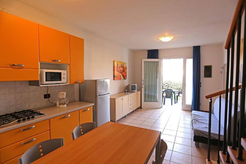 TV and multimedia, Kitchen or kitchenette, Dining area, minibar, stove
