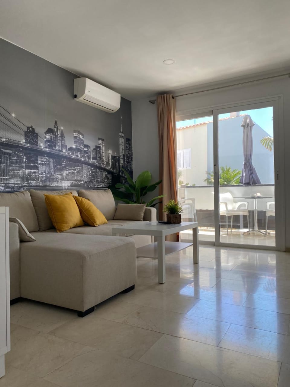 Living room, Photo of the whole room, air conditioner