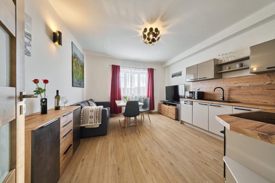 TV and multimedia, Kitchen or kitchenette, Living room, Seating area, Dining area