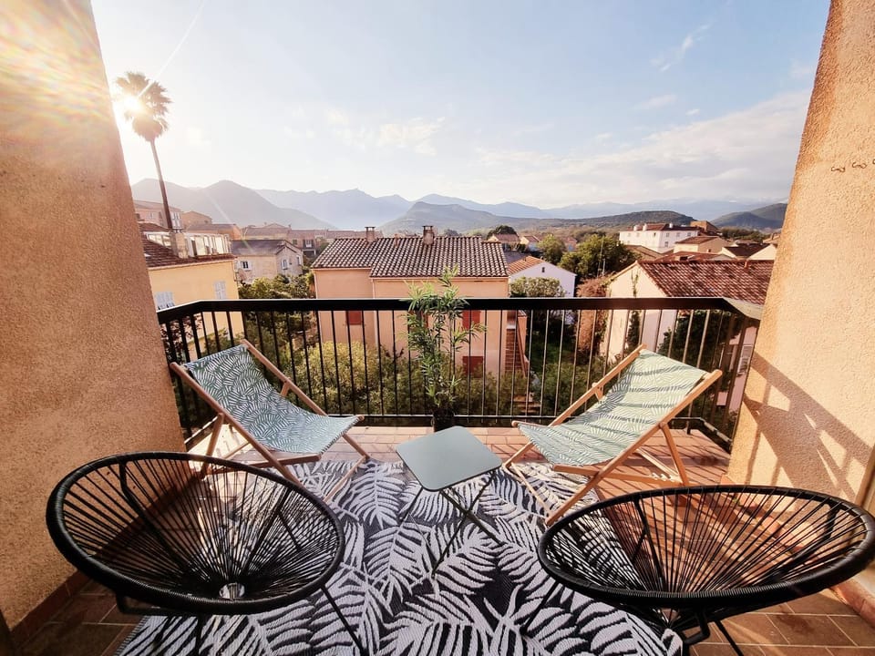 Balcony/Terrace, City view, Mountain view, Street view