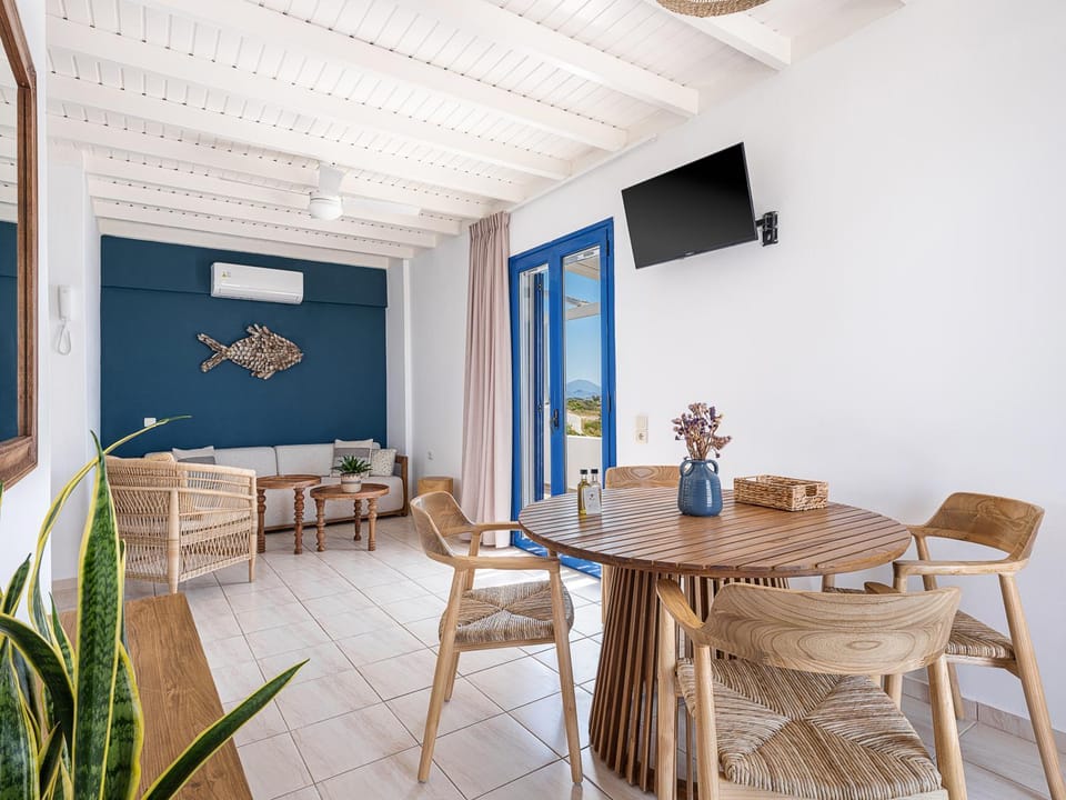 TV and multimedia, Living room, Seating area, Dining area