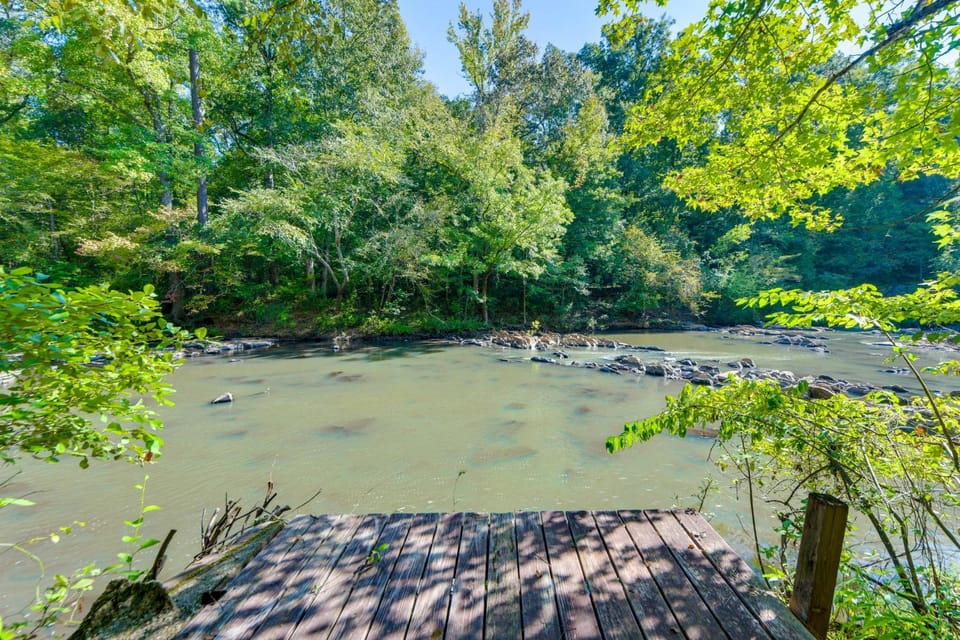 Stunning Culloden Cabin with Deck & Creek View! Cabin in Georgia