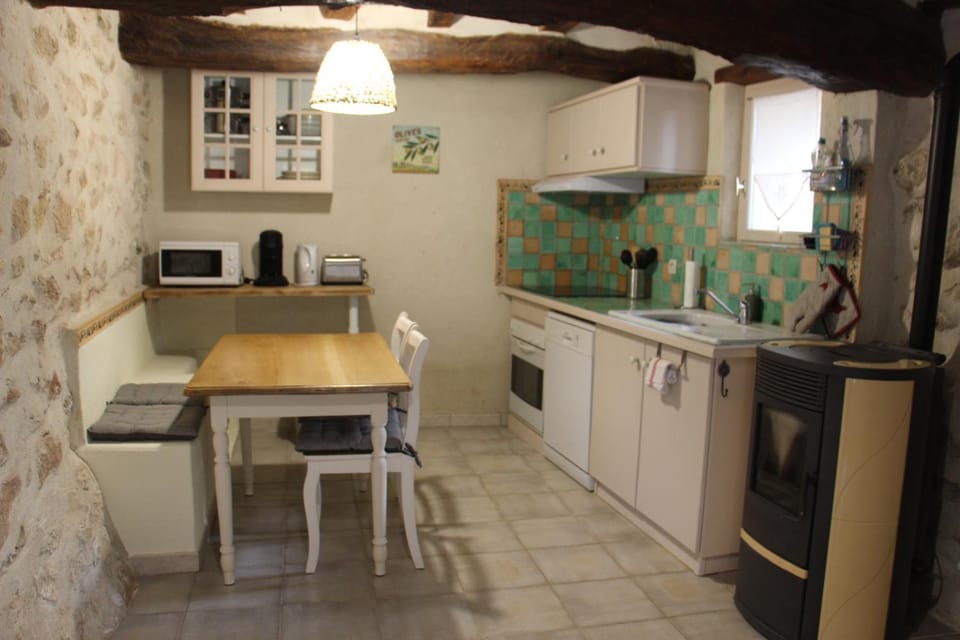Coffee/tea facilities, dishwasher, heating, microwave, oven, stove, toaster, kitchen