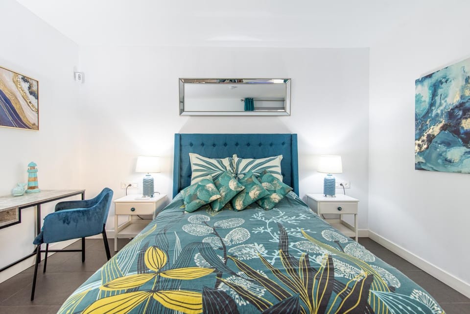 Bed, Seating area, Bedroom