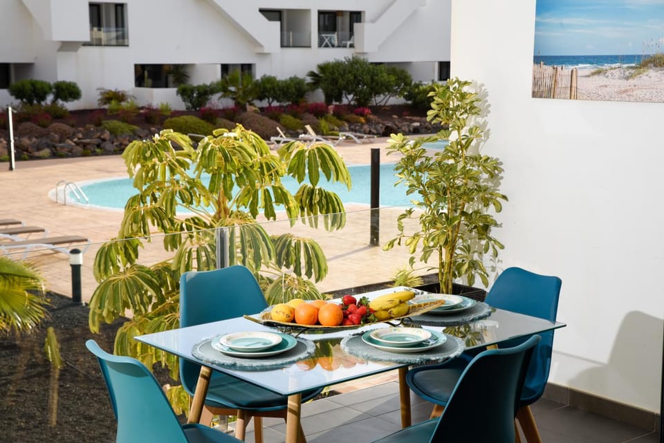 Property building, Patio, Day, Garden, Food and drinks, Dining area, Food, Garden view, Pool view, Swimming pool