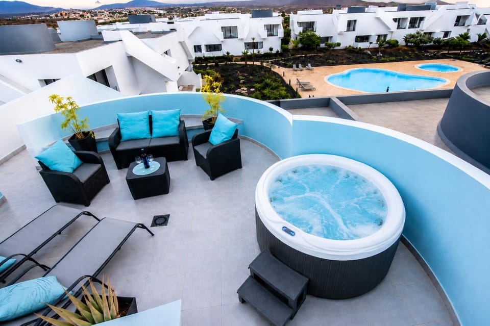 Day, Natural landscape, Hot Tub, View (from property/room), Balcony/Terrace, Evening entertainment, Mountain view, Pool view, Swimming pool, sunbed