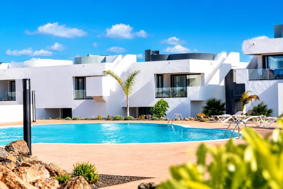 Property building, Day, Pool view, Swimming pool, sunbed