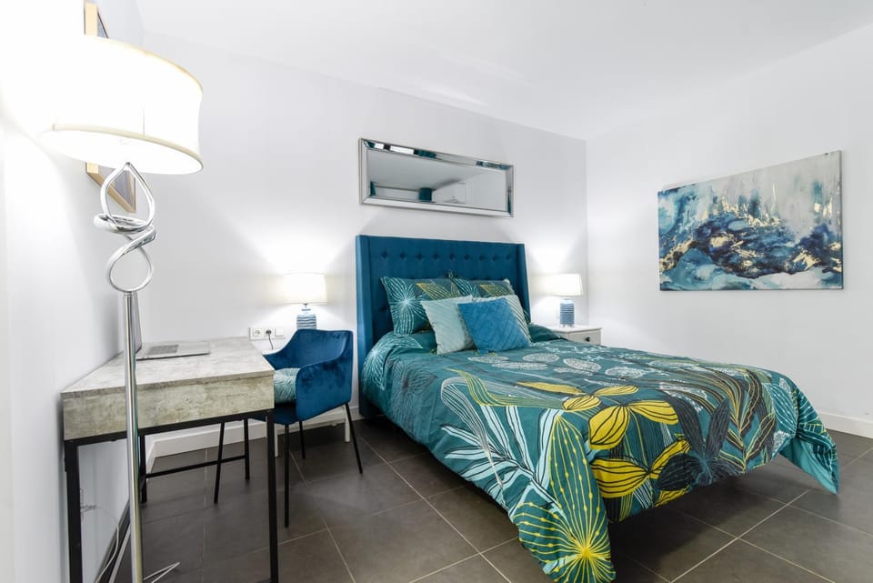 Bed, Photo of the whole room, Seating area, Bedroom