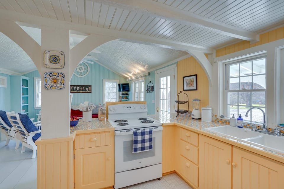 Cozy 'Fiddler's Rest:' Cabin: 11 Miles to Skiing! Cabin in Vermont
