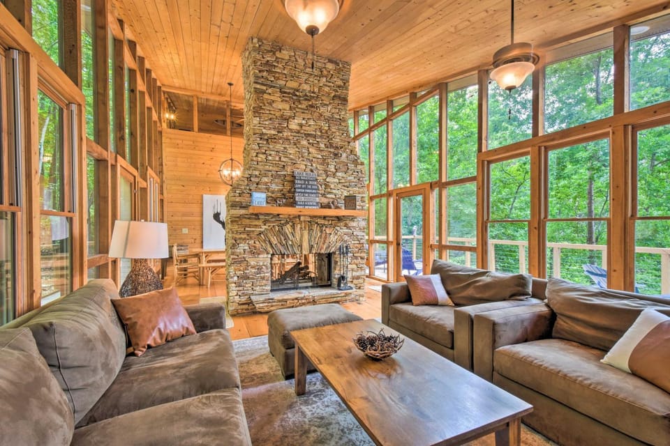 Lakefront ‘Glass House’ Cabin w/ Mountain Views! Cabin in Georgia