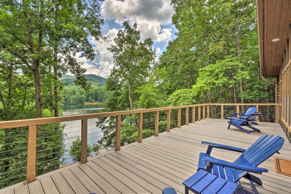 Lakefront ‘Glass House’ Cabin w/ Mountain Views! Cabin in Georgia