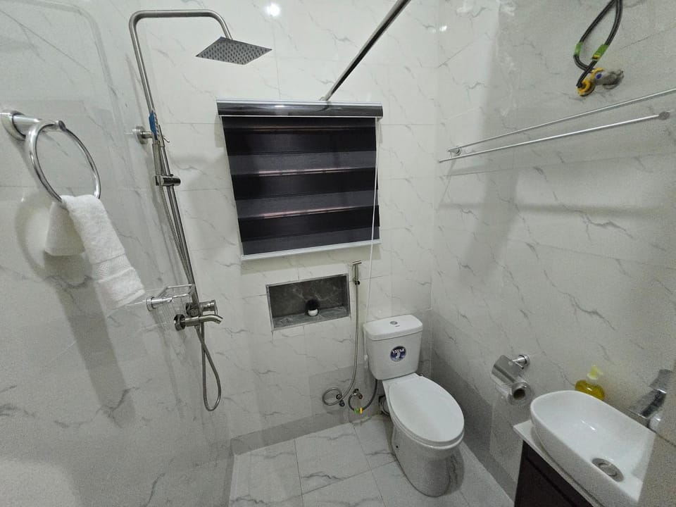 Shower, Toilet, Bathroom, towels