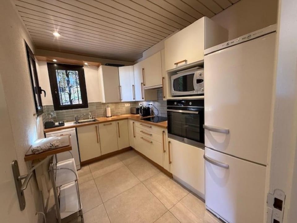 Coffee/tea facilities, dishwasher, microwave, oven, stove, toaster, kitchen