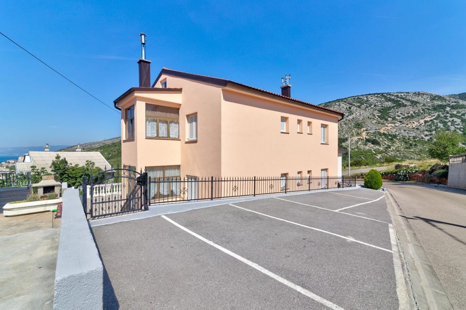 Property building, Neighbourhood, Parking