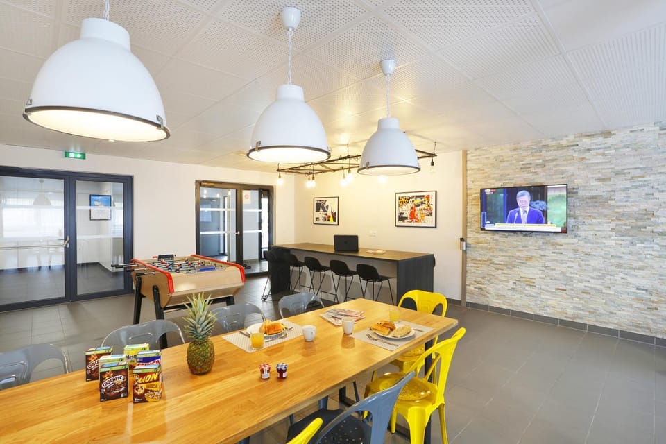 Communal lounge/ TV room, TV and multimedia, Food and drinks, Seating area