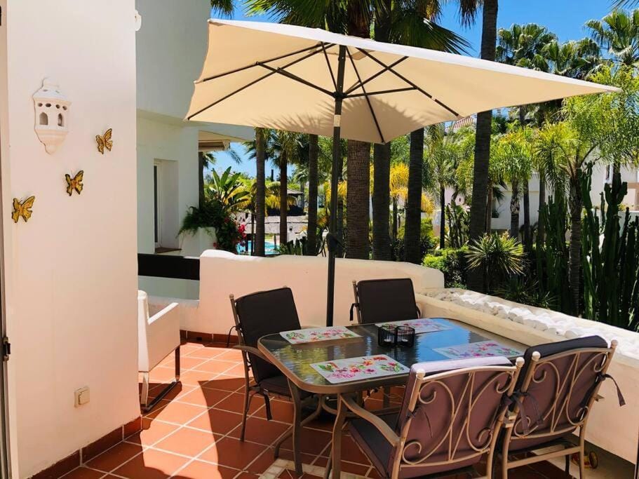 Beachside Luxury 2 bedroom apartment, Puerto Banus Apartment in Marbella