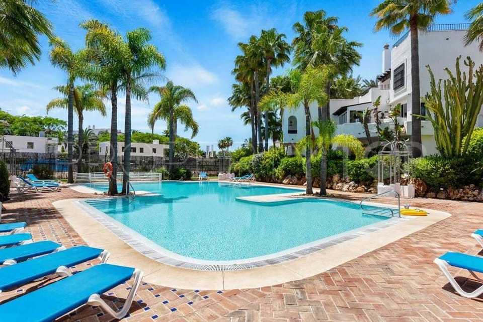 Beachside Luxury 2 bedroom apartment, Puerto Banus Apartment in Marbella