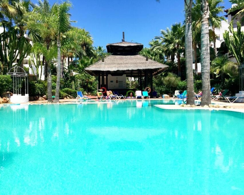 Beachside Luxury 2 bedroom apartment, Puerto Banus Apartment in Marbella
