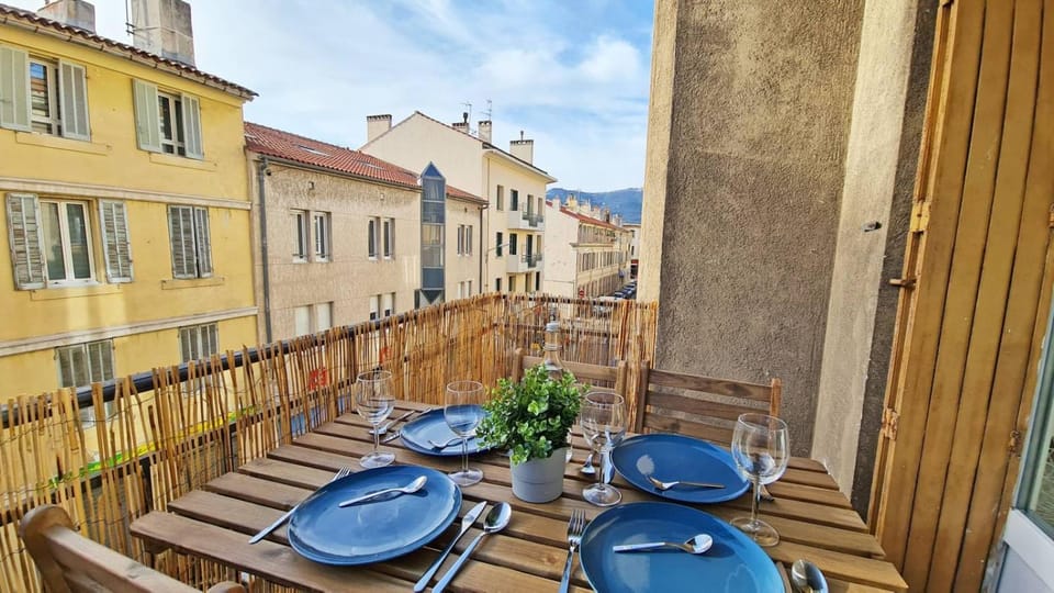 MaxBnb - T2 Balcon 50m2 - Climatisé - Ouest - Apartment in Toulon