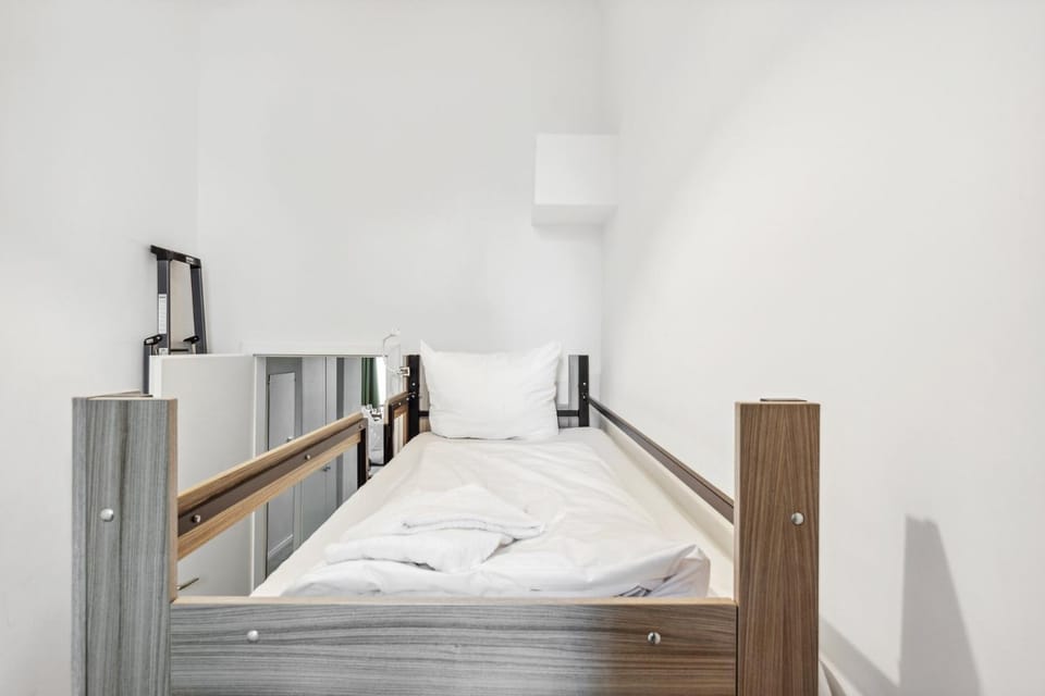 bunk bed, towels