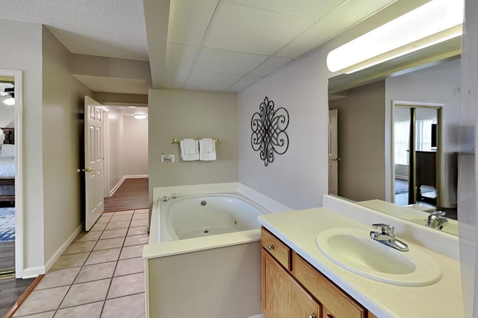Hot Tub, Bathroom, Bath, towels