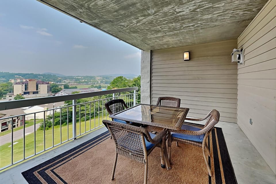 Balcony/Terrace, Seating area, City view, Mountain view