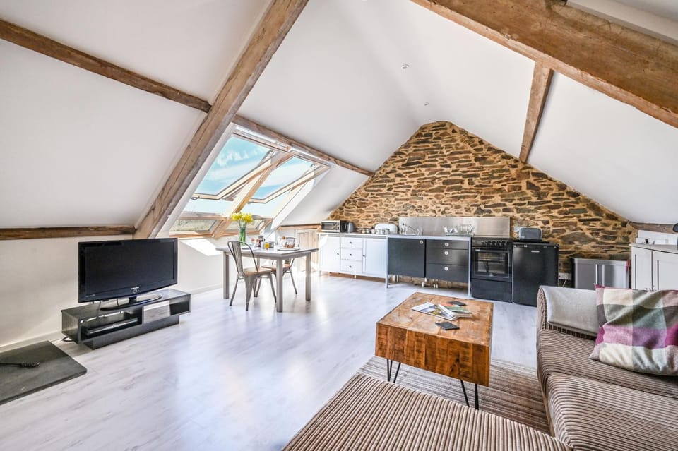Kitchen or kitchenette, Living room, Seating area, Dining area