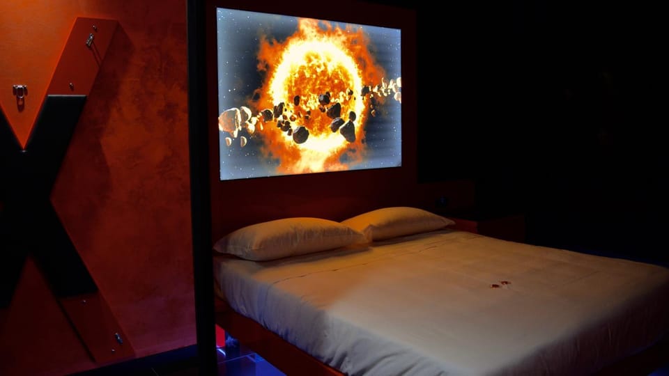 Bed, TV and multimedia, Photo of the whole room, Bedroom