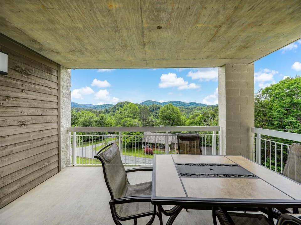Balcony/Terrace, Mountain view
