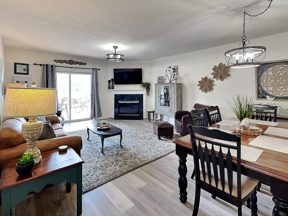 Bed, TV and multimedia, Balcony/Terrace, Living room, Seating area, Dining area, Bedroom, fireplace, furniture