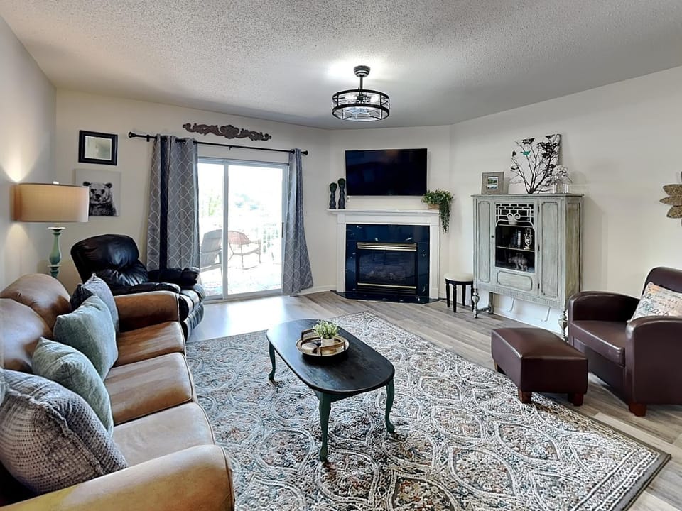 TV and multimedia, Living room, Seating area, fireplace, furniture