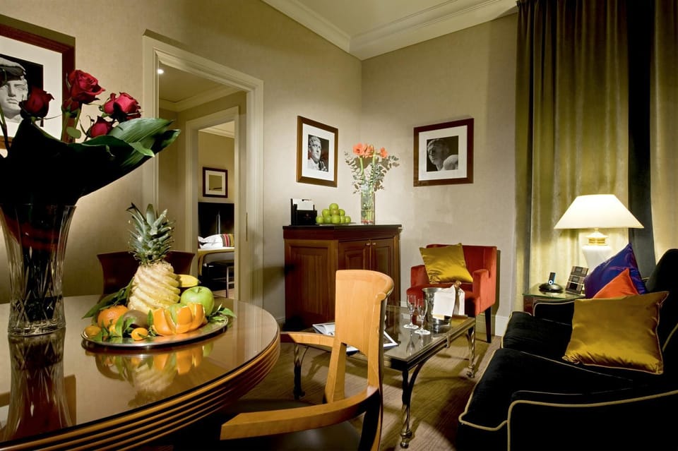 Living room, Photo of the whole room