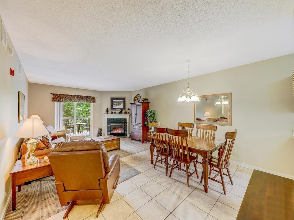 Balcony/Terrace, Living room, Seating area, Dining area, fireplace, furniture