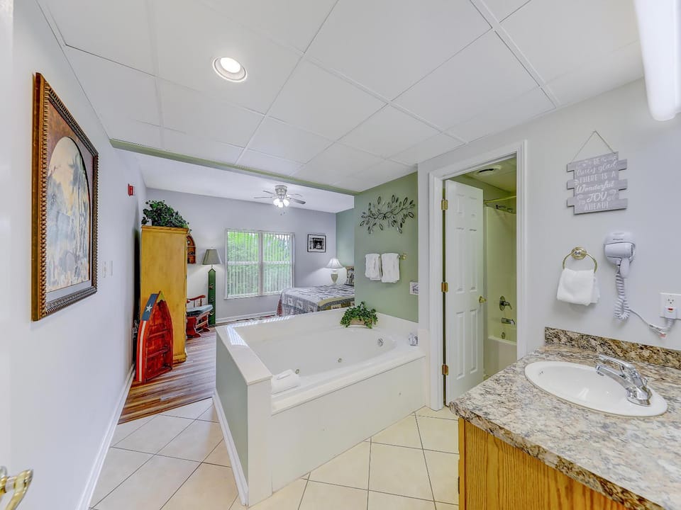 Shower, Hot Tub, Bathroom, Bedroom, Bath, hair dryier, towels