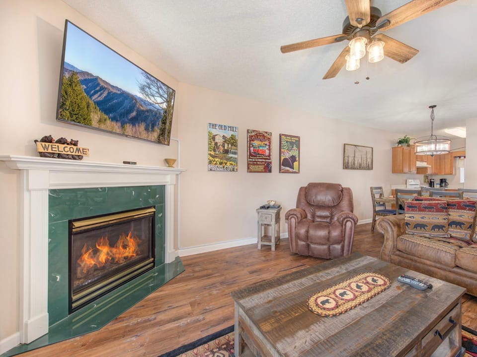 TV and multimedia, Kitchen or kitchenette, Living room, Seating area, Dining area, fireplace, furniture