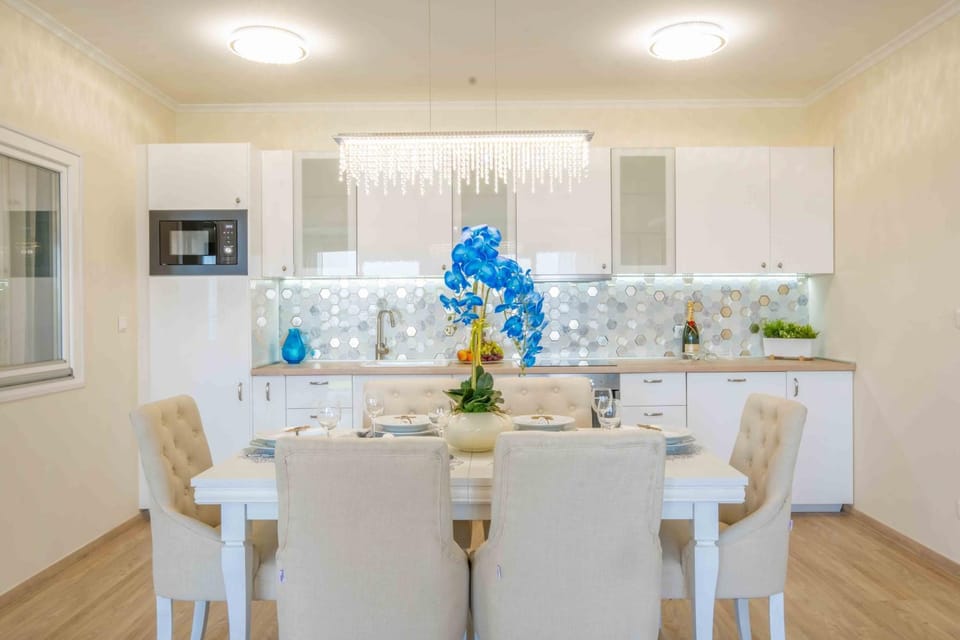 Kitchen or kitchenette, Dining area, Family