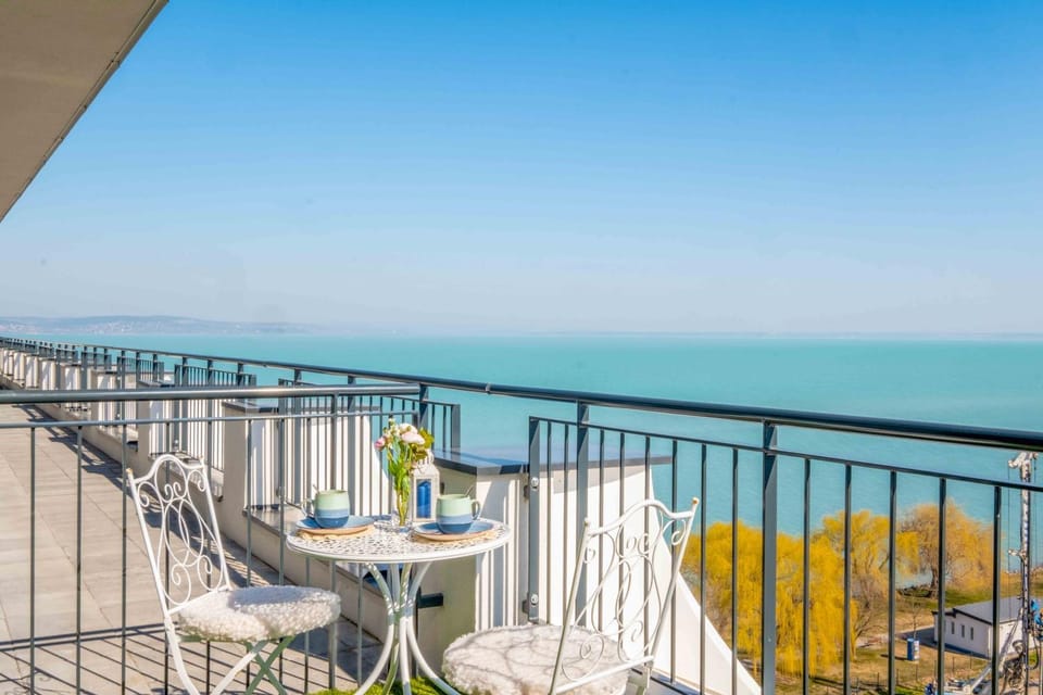 Balcony/Terrace, Garden view, Lake view, Meals