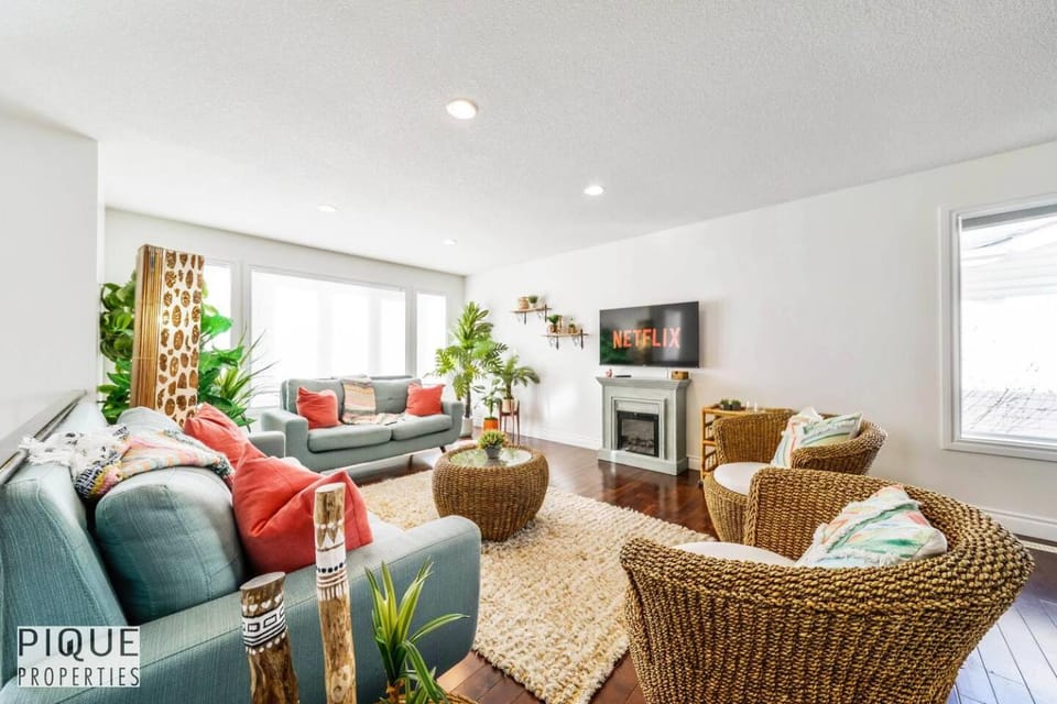 TV and multimedia, Living room, Seating area, flat iron