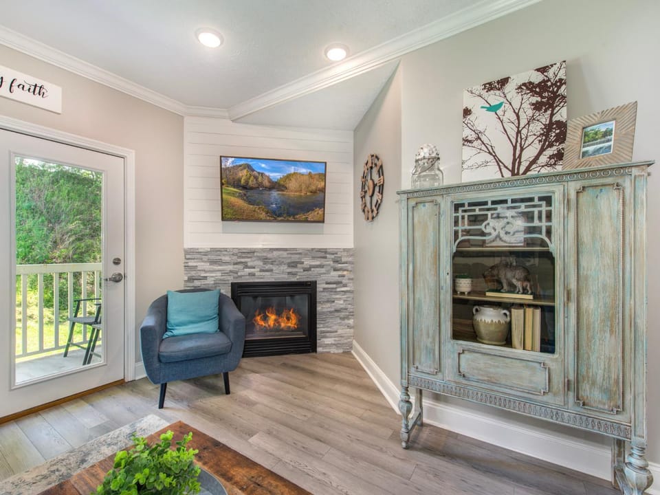 TV and multimedia, Living room, Seating area, fireplace, furniture