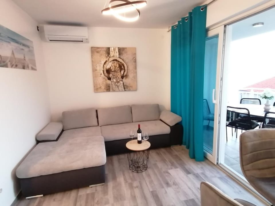 Living room, Seating area, air conditioner