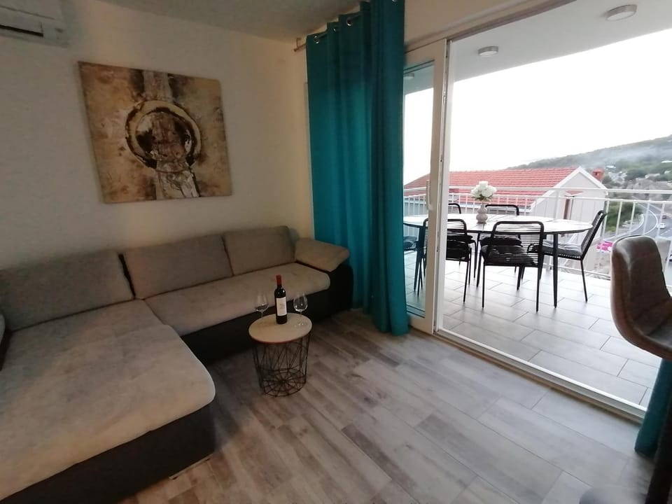 Living room, Dining area, air conditioner