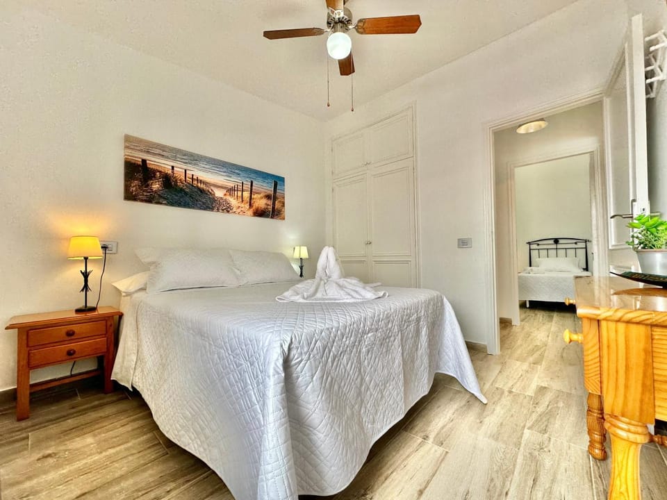 Bed, Photo of the whole room, Bedroom, fireplace, wardrobe