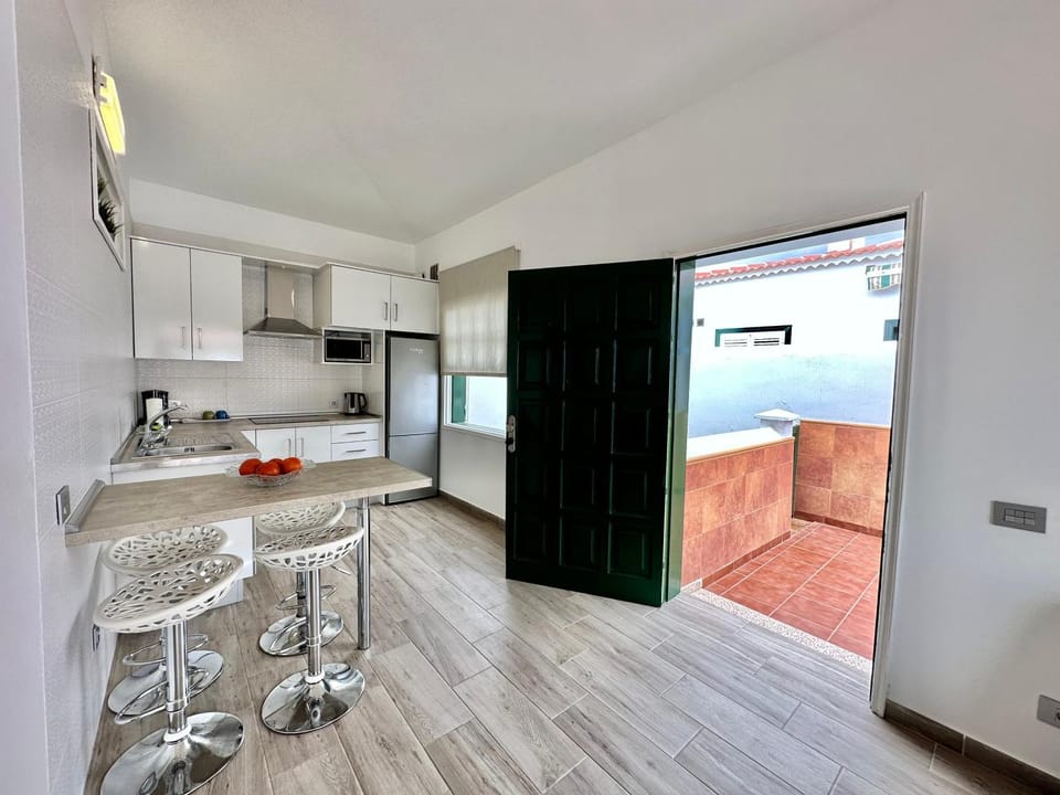 Kitchen or kitchenette, Lobby or reception, Dining area